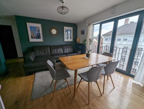 un salon avec une table et un canapé dans l'établissement Beautiful 3-room apartment with Cathedral view, à Strasbourg