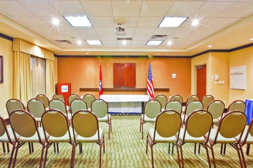 Holiday Inn Express Hotel & Suites Ooltewah Springs - Chattanooga by IHGにあるビジネスエリアまたは会議室