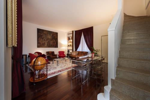 A seating area at Spiga Duplex Suites by Montenapoleone Living