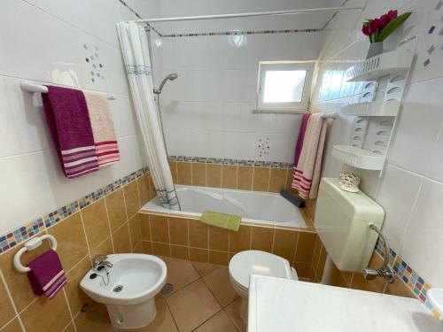 Ένα μπάνιο στο VILLA EBER - independent 1 & 2 bedroom apartments, pool, air con, fast Wi-Fi, near old town of Albufeira and beaches