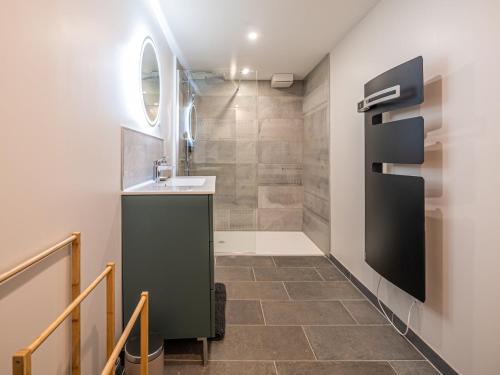 une salle de bain avec un lavabo et une douche dans l'établissement OIQIA • Palace Hôtel • N°1, à Tours