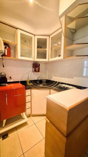 a kitchen with white cabinets and a counter top at Coruja Imob - Flat Crystal Place in Goiânia