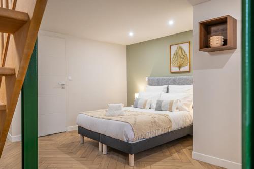 Un dormitorio con una cama grande en una habitación. en OIQIA • Palace Hôtel • N°2, en Tours