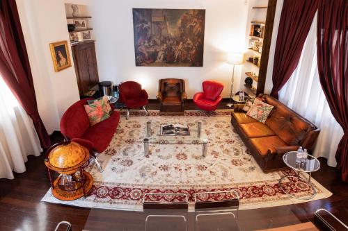 A seating area at Spiga Duplex Suites by Montenapoleone Living