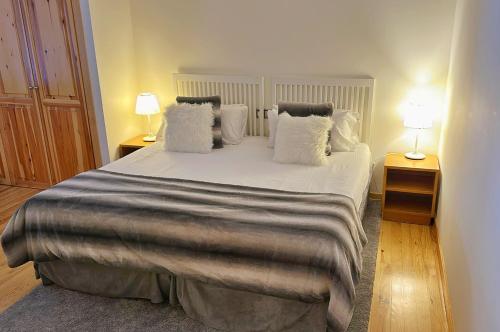 a bedroom with a large white bed with pillows at Tarter Mountain Lofts in El Tarter