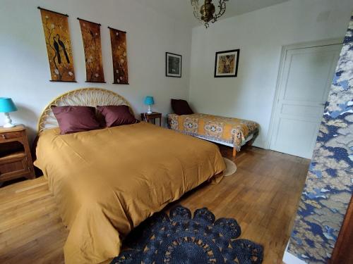 une chambre avec un grand lit et un canapé dans l'établissement Par Saint Georges !, à Cahors