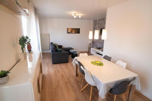 une salle à manger et un salon avec une table et des chaises dans l'établissement D&D Home-Appartement Centre Historique Colmar-Parking gratuit, à Colmar