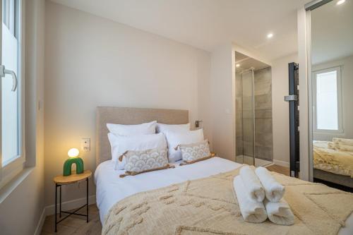 une chambre avec un grand lit avec des serviettes dessus dans l'établissement OIQIA • Palace Hôtel • N°5, à Tours