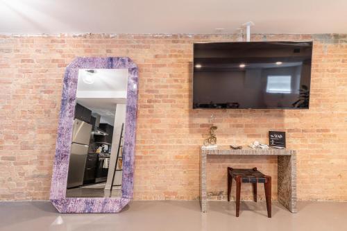 シカゴにあるNew Adorable Unit Located in Historic Greystoneの煉瓦の壁