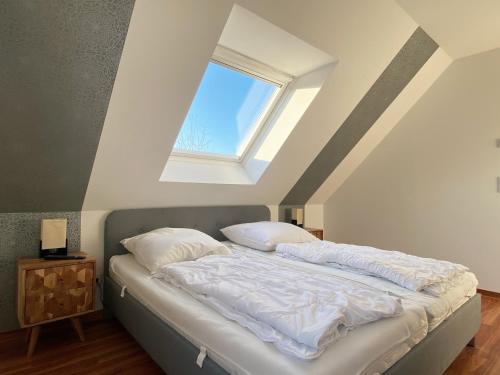 Ένα ή περισσότερα κρεβάτια σε δωμάτιο στο Ferienhaus " Strandhus " an der Ostsee, Sauna, Kamin, Strandkorb, free W-LAN by SEASIDE
