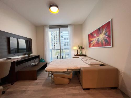 Μια τηλεόραση ή/και κέντρο ψυχαγωγίας στο Splendid apartment for 4 pax partial view of the beach in Hollywood M