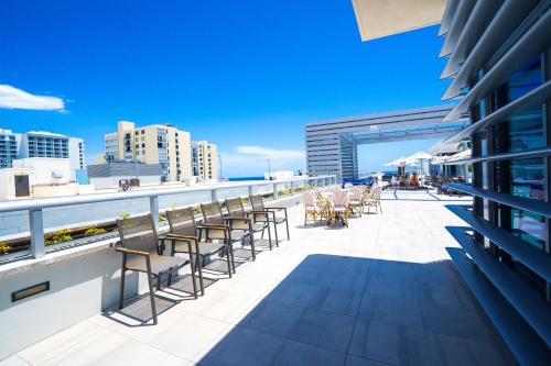 Μπαλκόνι ή βεράντα στο Splendid apartment for 4 pax partial view of the beach in Hollywood M