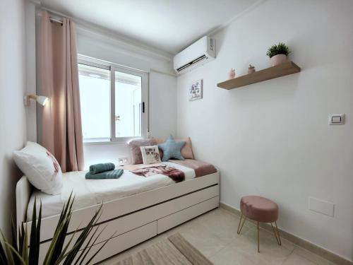 een kleine slaapkamer met een bed en een raam bij Salinas Luxury DaNuria in Torrevieja