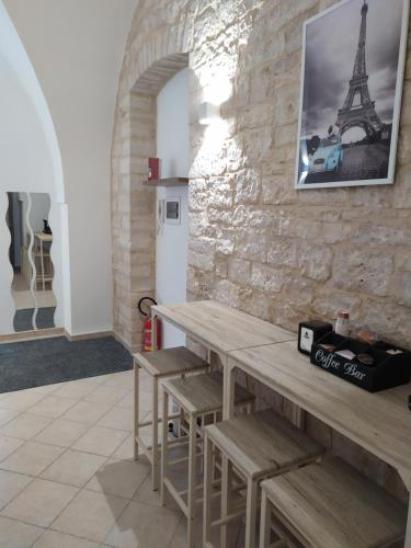 a table and chairs in a room with the eiffel tower at Dimora Nonno Mimì in Bitetto