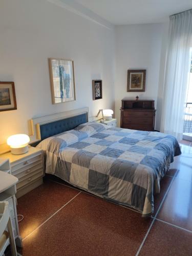 Un dormitorio con una cama y una cómoda y una ventana. en Le clarisse, en Rapallo