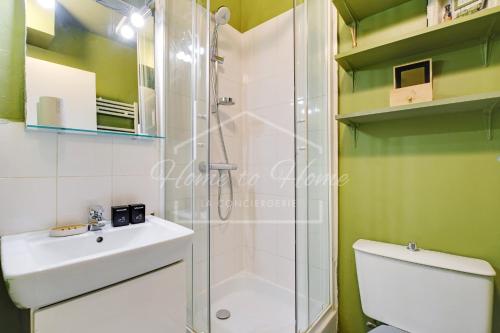 une salle de bain avec une douche, un lavabo et des toilettes dans l'établissement Cozy & Relaxing Stay with Green Bedroom in Pantin, à Pantin