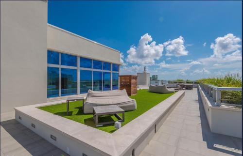 Μπαλκόνι ή βεράντα στο Splendid apartment for 4 pax partial view of the beach in Hollywood M