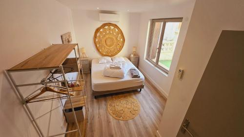 une petite chambre avec un lit et une fenêtre dans l'établissement Belle maison rénovée au centre de Agen sacré-cœur, à Agen