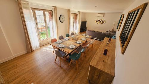 une salle à manger avec une longue table en bois et des chaises dans l'établissement Belle maison rénovée au centre de Agen sacré-cœur, à Agen