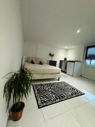 - une chambre avec un lit et un tapis noir et blanc dans l'établissement Bundel Grande Villa 6 chambres, à Saint-Géréon