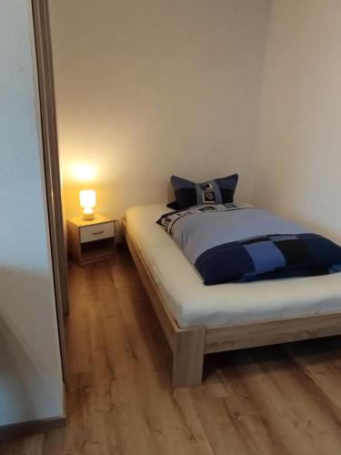 Postel nebo postele na pokoji v ubytování Ferienwohnung Zur Schönen Aussicht im Odenwald