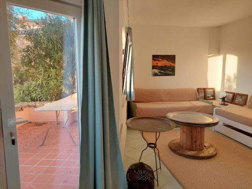 a living room with a couch and a table at Casa Mirto in Isola Rossa