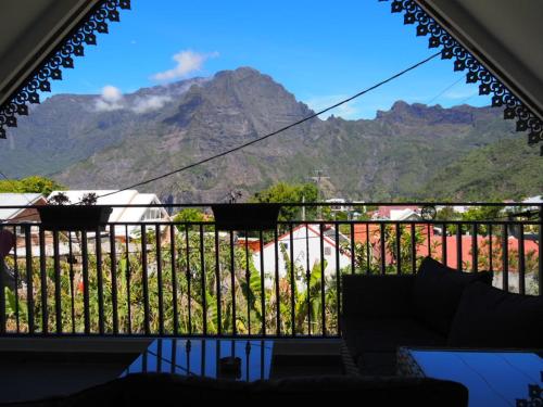 a balcony with a view of a mountain at La Josette - Appartement avec jardin privatif in Cilaos