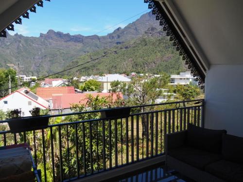 a balcony with a view of the mountains at La Josette - Appartement avec jardin privatif in Cilaos