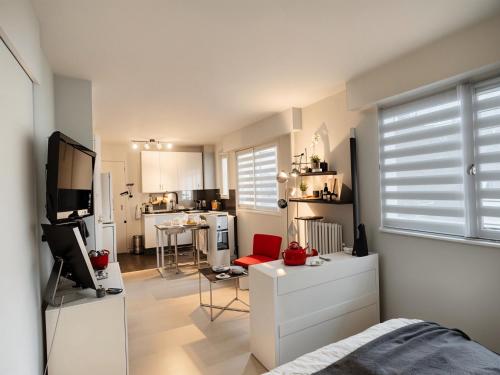 a room with a bed and a tv and a kitchen at FRGK FR - Surcouf "PALM BEACH " in Cannes