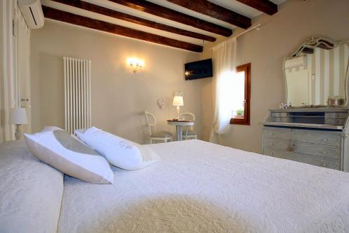 A bed or beds in a room at Terrazza Biennale