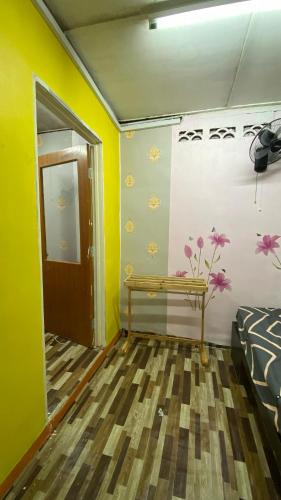 Habitación con cama y banco en una habitación en Homestay Jelai, en Gemas