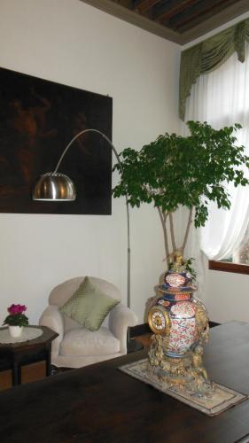 a vase with a tree in a living room at Hotel Sant'Antonin in Venice