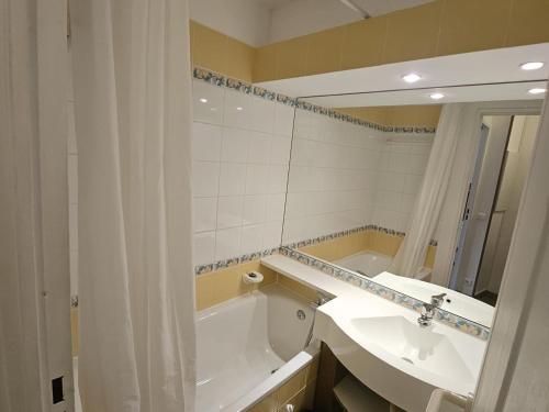 une salle de bain avec une baignoire, un lavabo et un miroir dans l'établissement Charmant T2 pour 5 pers. avec balcon, idéalement situé à Avoriaz, proche pistes et commerces - FR-1-314-181, à Avoriaz