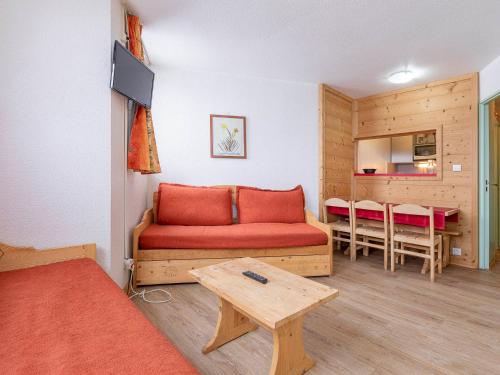 un salon avec un canapé rouge et une table dans l'établissement Appartement cosy et lumineux pour 5 personnes, centre d'Avoriaz, balcon plein sud, proche des pistes ! - FR-1-314-183, à Avoriaz