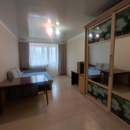 ein Wohnzimmer mit einem Bett und einem großen Fenster in der Unterkunft Apartment - Panasa Myrnoho 20 in Myrhorod