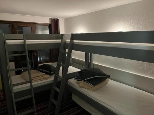 quelques lits superposés dans une chambre dans l'établissement Appartement confortable 2 pièces avec balcon, départ skis aux pieds, Wifi inclus - FR-1-314-213, à Morzine