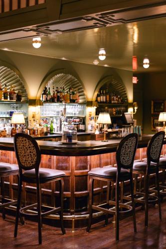 a bar with four chairs and a counter at RT Lodge in Maryville