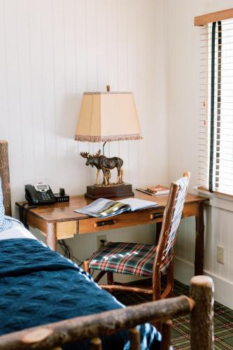 a bedroom with a desk with a lamp and a bed at RT Lodge in Maryville