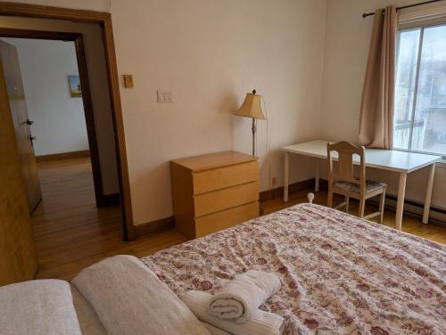 Bright room near Metro Monk station with Self Check-inにあるベッド