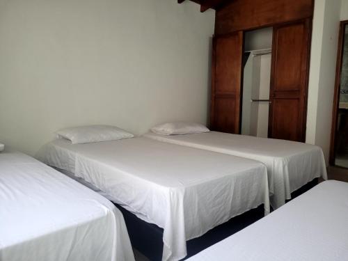 メデジンにあるHabitacion Multiple con baño privadoのギャラリーの写真