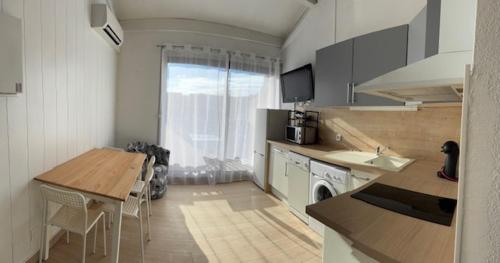 Photo de la galerie de l'établissement Superbe T2 avec grande mezzanine, 7' à pied de la plage et du centre de la station, clim, wifi, parking privé, piscines, à Canet