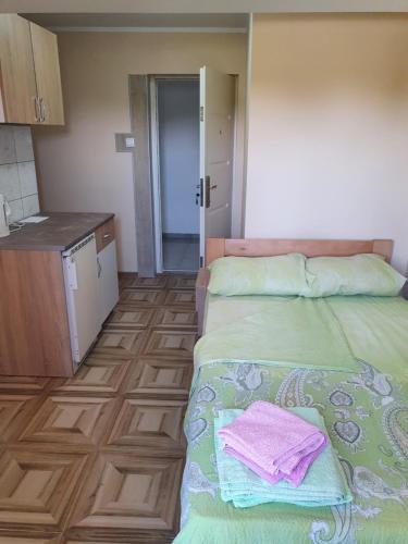 a small room with a bed and a kitchen at Double Lux Aparrment A1 in Pancevo in Pančevo