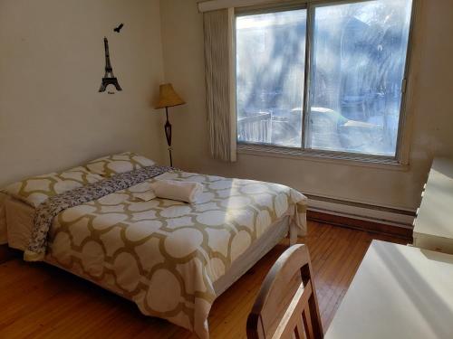 Bright room near Metro Monk station with Self Check-inにあるベッド