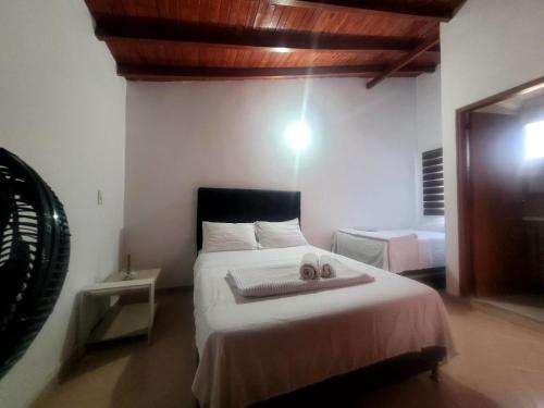 Un dormitorio con una cama con una bandeja encima. en Habitacion Multiple con baño privado, en Medellín