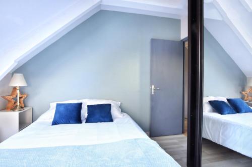 - une chambre avec 2 lits dotés d'oreillers bleus dans l'établissement Louis Philippe - Second Souffle - Cherbourg, à Cherbourg en Cotentin