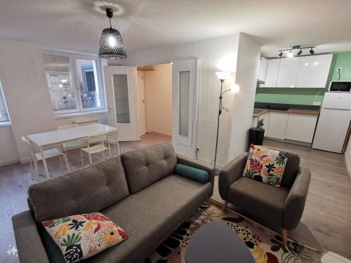 un salon avec un canapé et une table dans l'établissement Chambre chez l'habitant- Saint-Étienne, France, à Saint-Étienne