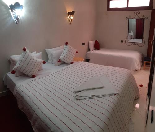 Katil atau katil-katil dalam bilik di Hôtel Restaurant Dar Al Madina