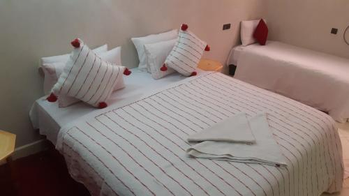 Katil atau katil-katil dalam bilik di Hôtel Restaurant Dar Al Madina