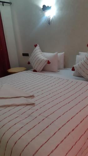 Katil atau katil-katil dalam bilik di Hôtel Restaurant Dar Al Madina