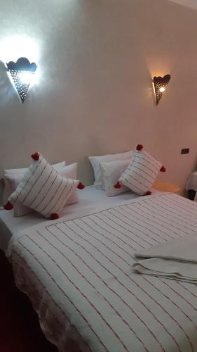 Katil atau katil-katil dalam bilik di Hôtel Restaurant Dar Al Madina